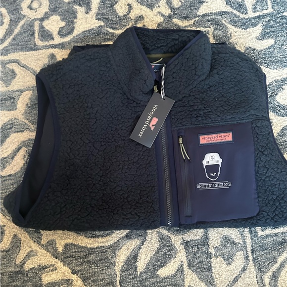 Vineyard Vines Barstool Spittin Chiclets Sherpa vest - Picture 4 of 4